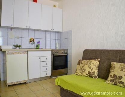 2 Lijepa stana, Stan sa balkonom II sprat, privatni smeštaj u mestu Sutomore, Crna Gora - Lux studio 3